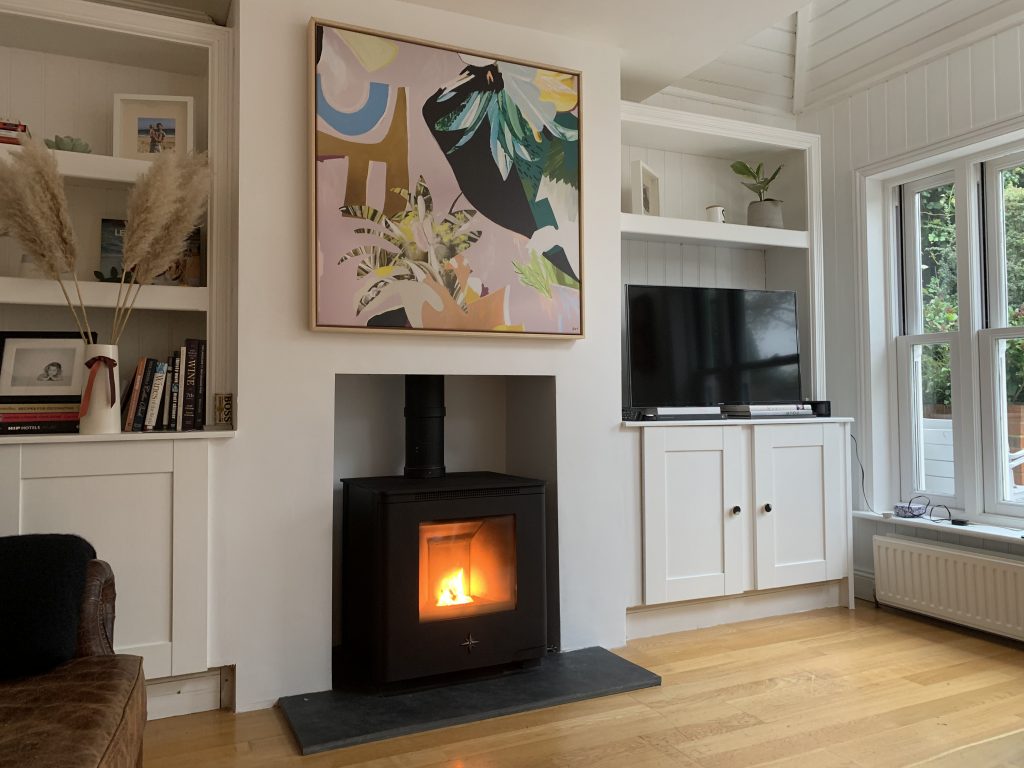 The lundy 5 pellet fuelled wood burning stove in a recessed cove in a british home